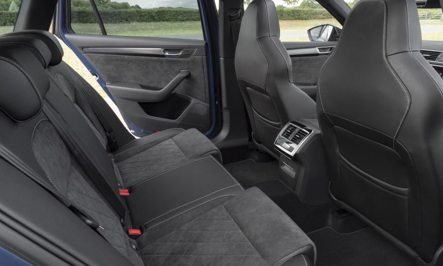 Интерьер Skoda Superb Combi 4x4 SportLine 2019 года  (UK) (фото 13 из 34)